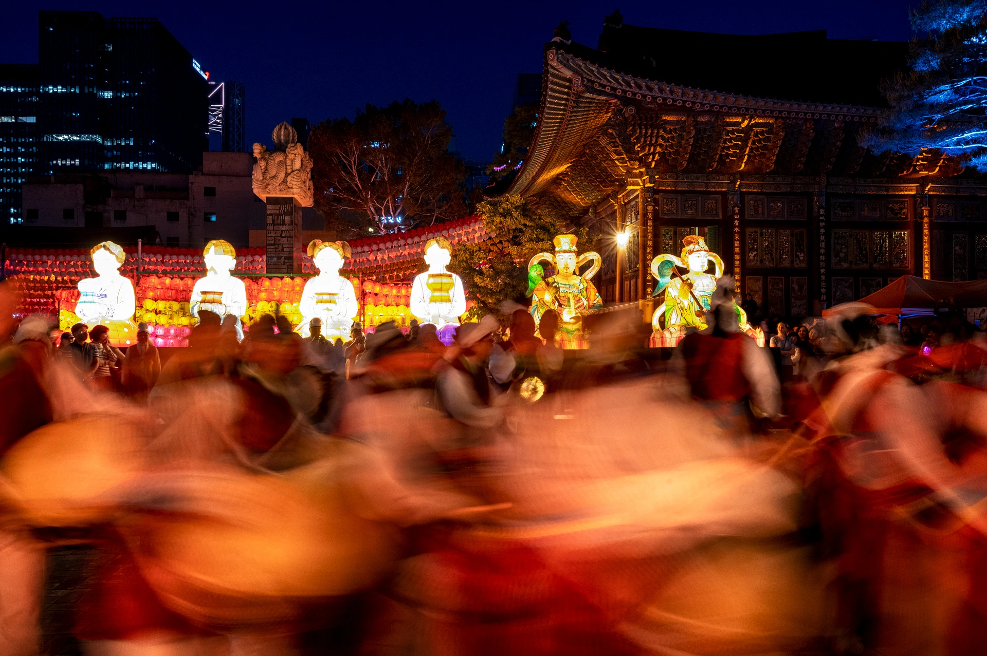 Yeondeungnori dancing at night