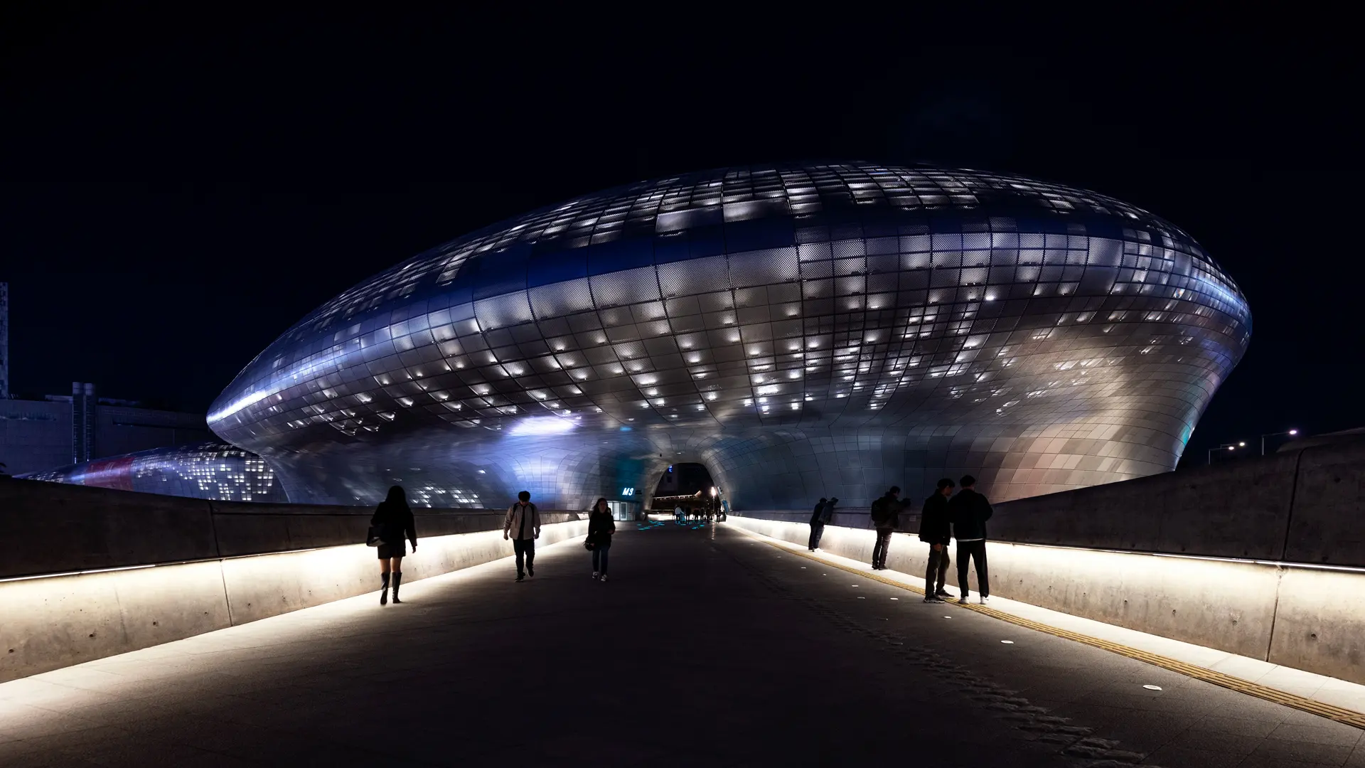 Dongdaemun Design Plaza (DDP), exterior