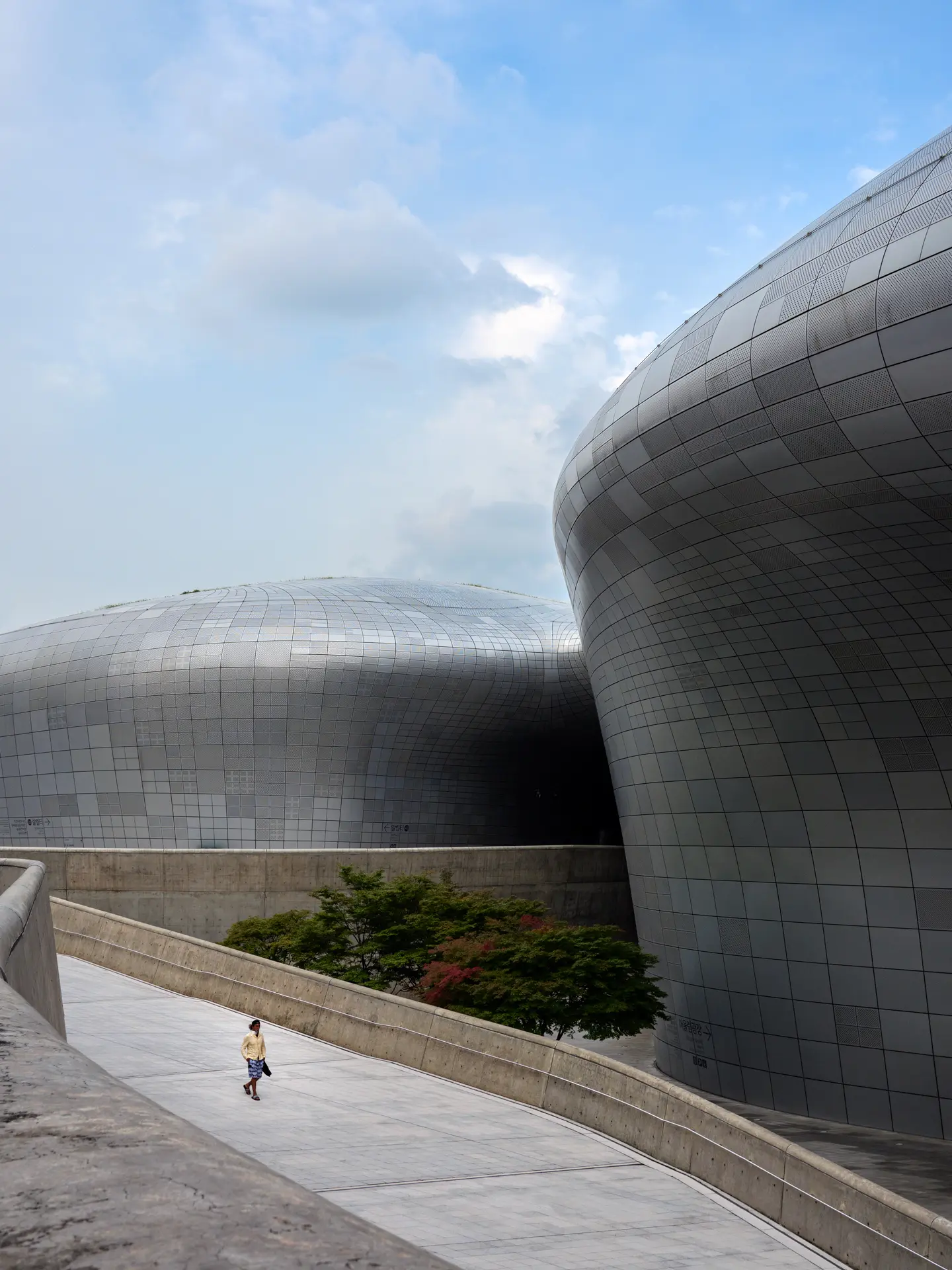 Dongdaemun Design Plaza (DDP), exterior