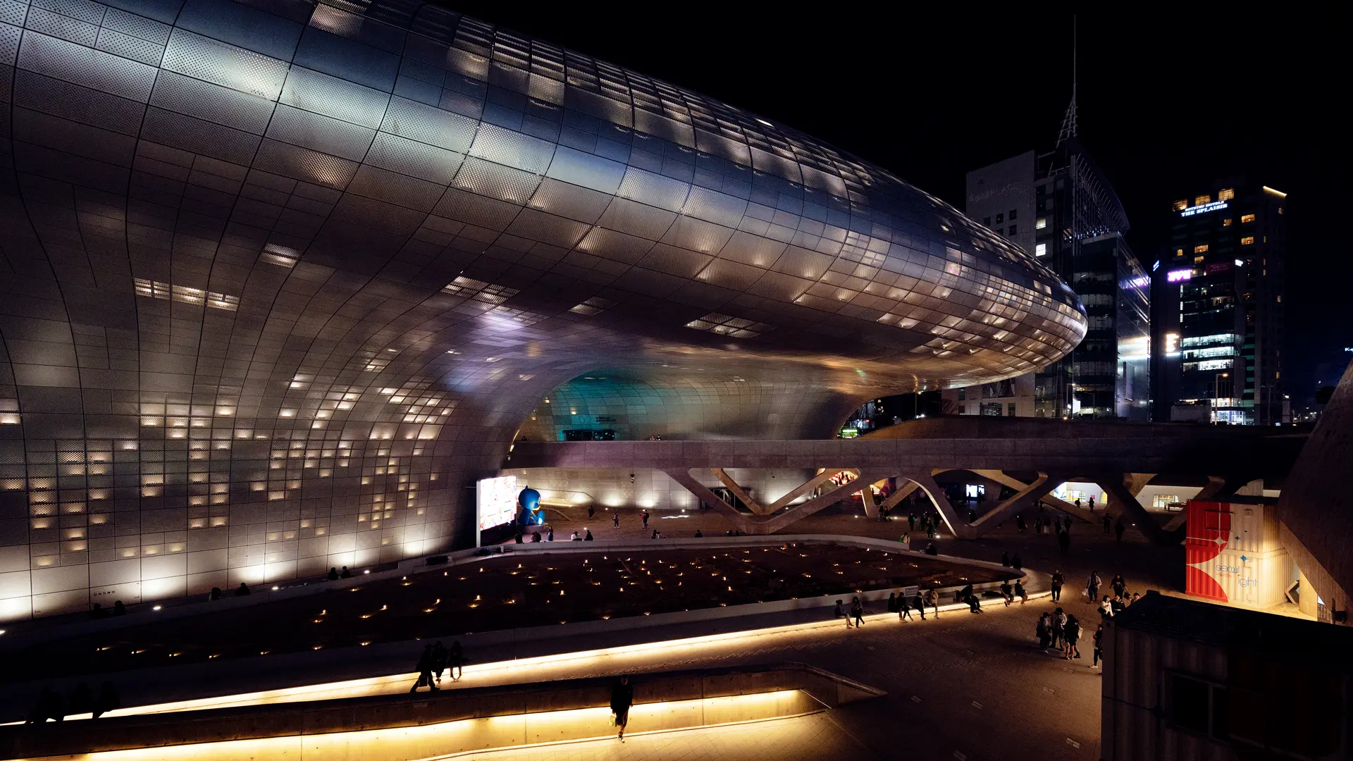 Dongdaemun Design Plaza (DDP), exterior