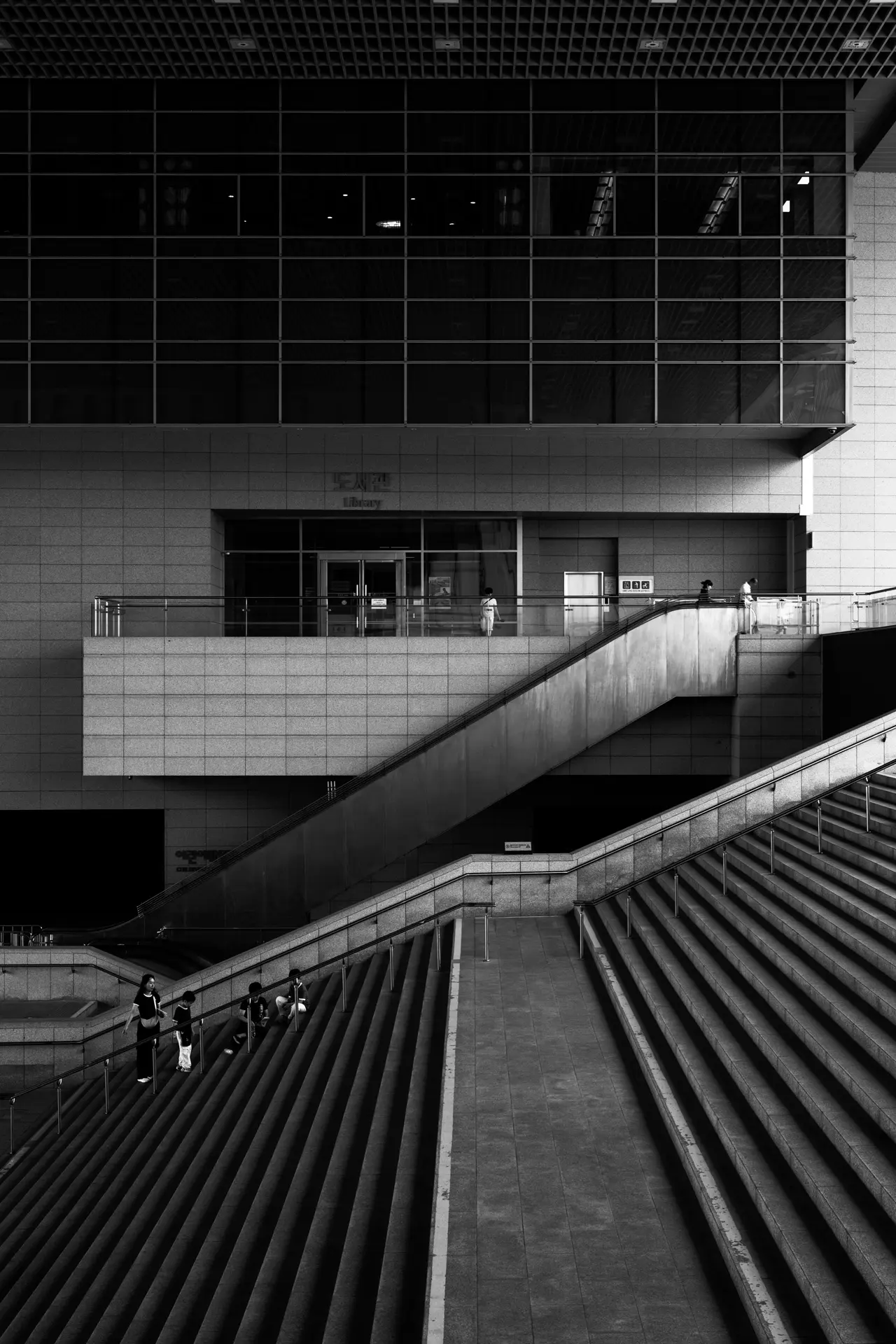 National Museum of Korea, Black and White
